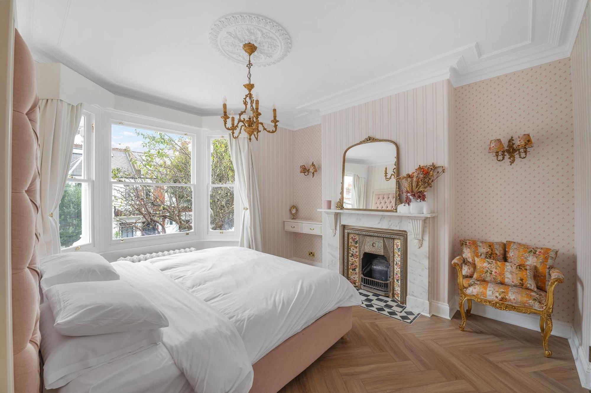 Holiday home Blossom House New 3bed House In Barons Court London