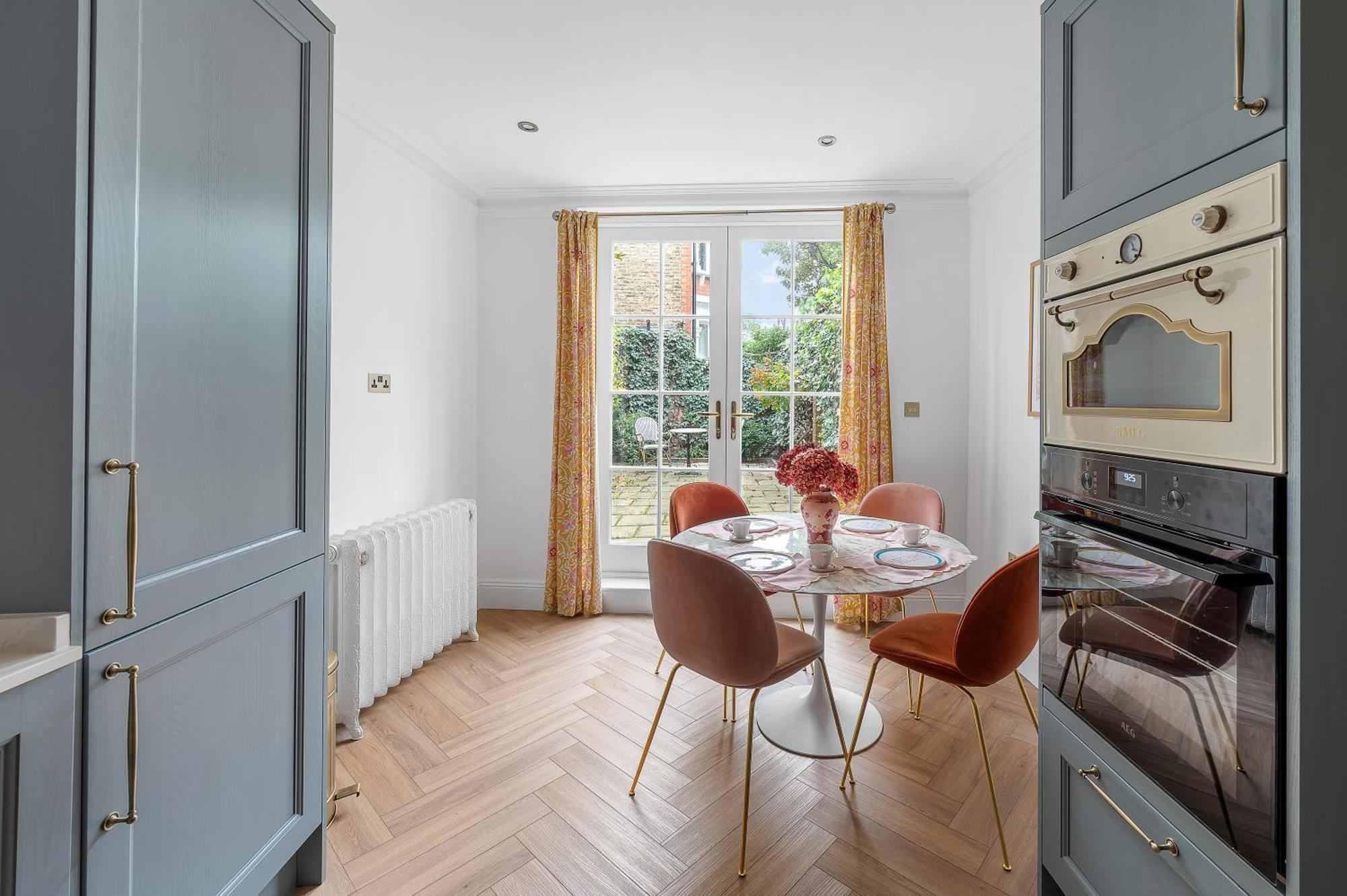 Holiday home Blossom House New 3bed House In Barons Court